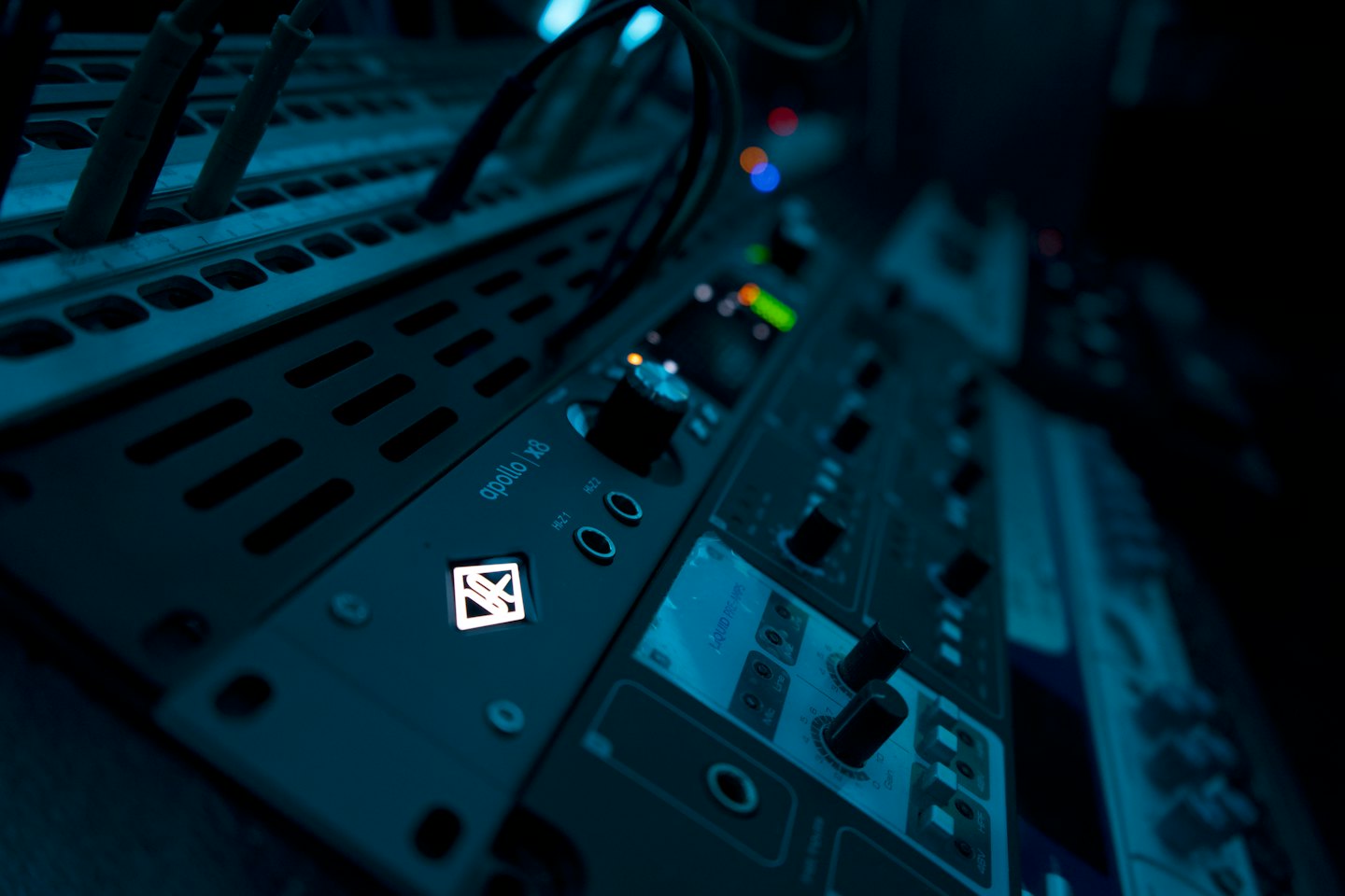 Studio-Audio-Interface mit blau beleuchteten Reglern und Knöpfen.
