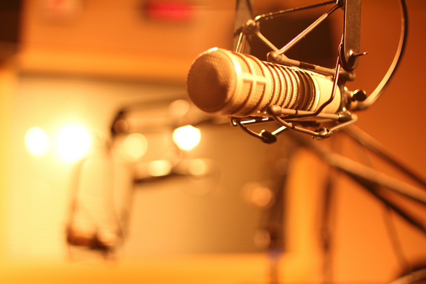 Professionelles Studio-Mikrofon in einer Gesangskabine.